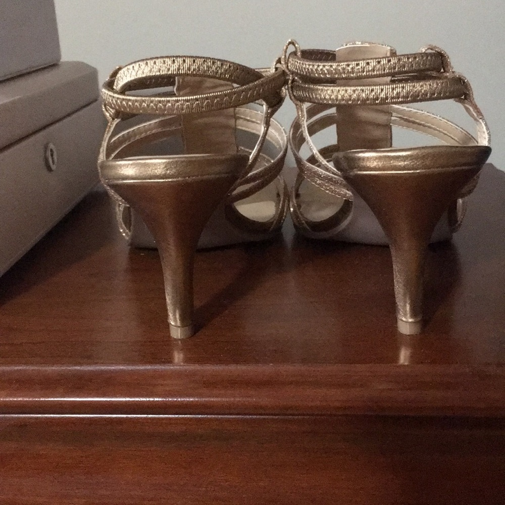 Like new Gold strappy shoes - Picture 5 of 8